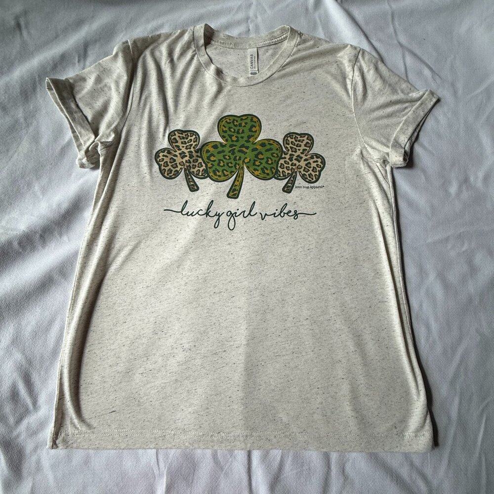 Women's EUC Old Navy Clover Graphic Tee (Large)